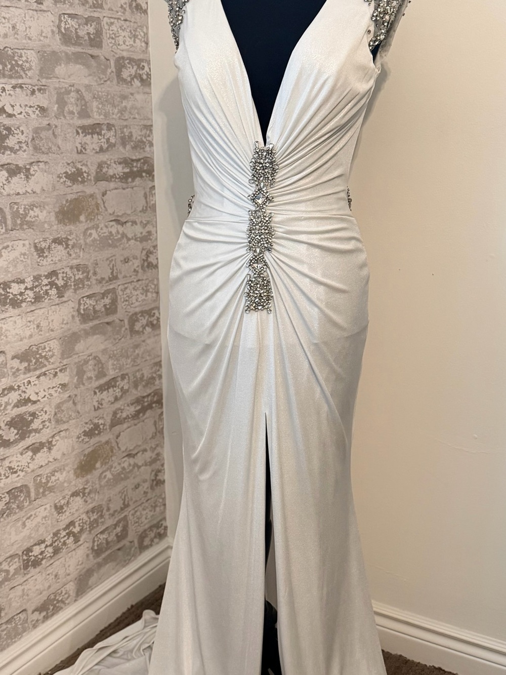 Elegant White Beaded V-Neck Evening Dress